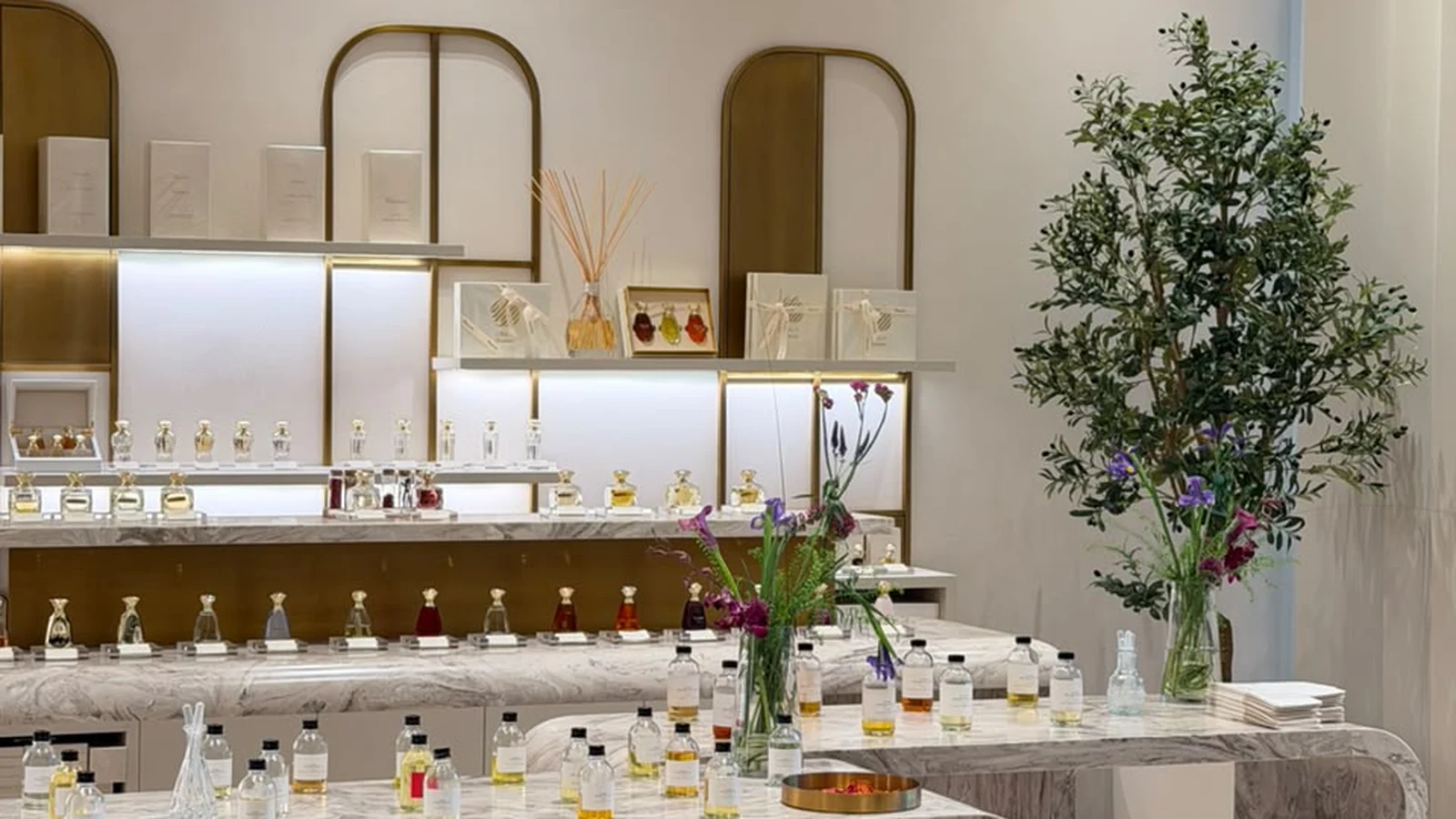 Ambient reception venue in Dubai with interactive candle crafting station and personalized favors