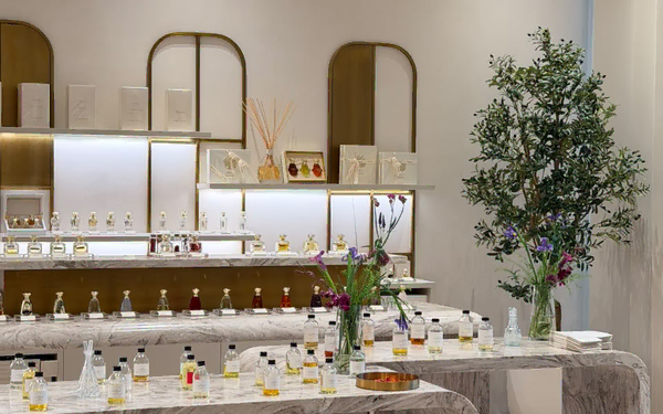 Live Candle Bar Wedding Timing: Where It Fits in Your Reception 40 Elegant live candle bar station operating during wedding cocktail hour in Dubai
