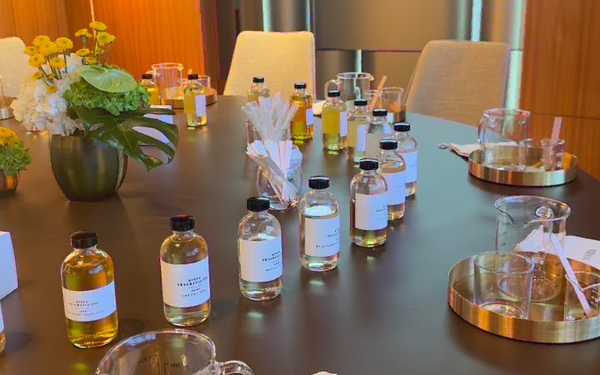 Corporate Gifts: When to Choose an Experience Over a Physical Item 37 Minimalist luxury corporate gift display featuring custom-branded candles and digital experience gift vouchers in Dubai