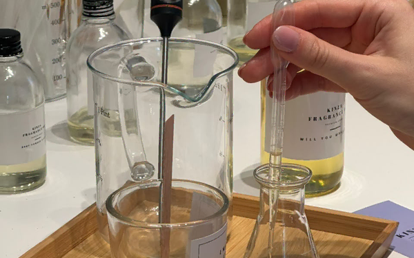 Scented Candles Explained: Cold Throw vs Hot Throw, What Is the Difference? 42 Evaluating unlit cold throw versus burning hot throw of a handcrafted soy candle