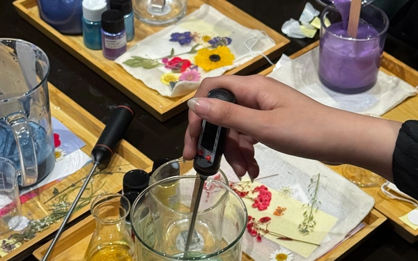 Why Does Candle Wax Melt? The Science Behind Candle Making 13 Molten soy candle wax forming a clear, even melt pool around a centered burning wick