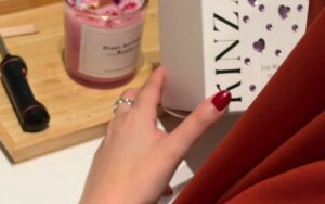 Elegant Eid gift box featuring a handcrafted soy candle with custom Arabic calligraphy label in Dubai